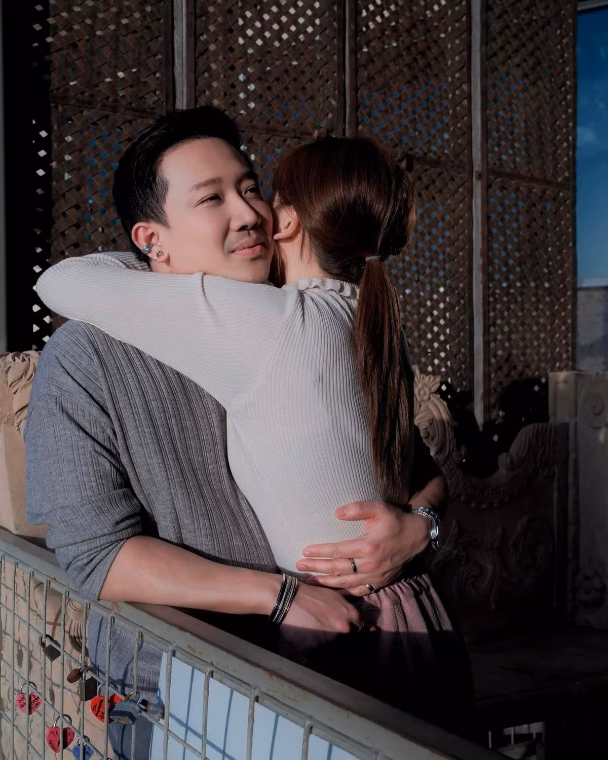 Trấn Thành chia sẻ loạt ảnh chụp cùng bà xã Hari Won trong chuyến lưu diễn ở Mỹ. Cặp đôi liên tục trao nhau những cử chỉ tình tứ. Ảnh: FB Trấn Thành