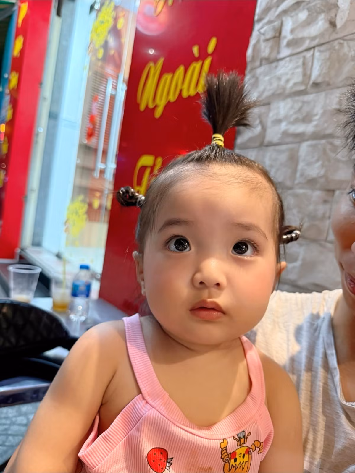 Khánh Thi chia sẻ hình ảnh con gái út với mái tóc "cây dừa". Ảnh: FB Nguyen Khanh Thi