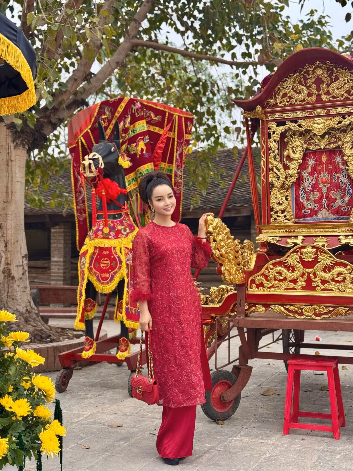 Mai Thu Huyền tham quan một hội làng ở Từ Sơn - Bắc Ninh. Ảnh: FB Mai Thu Huyen