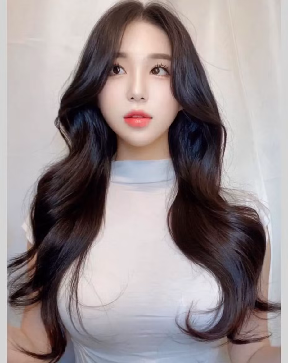 Cô thường xuyên diện những trang phục bó sát, trễ nải, áo khoét sâu để khoe trọn vóc dáng nóng bỏng của mình.