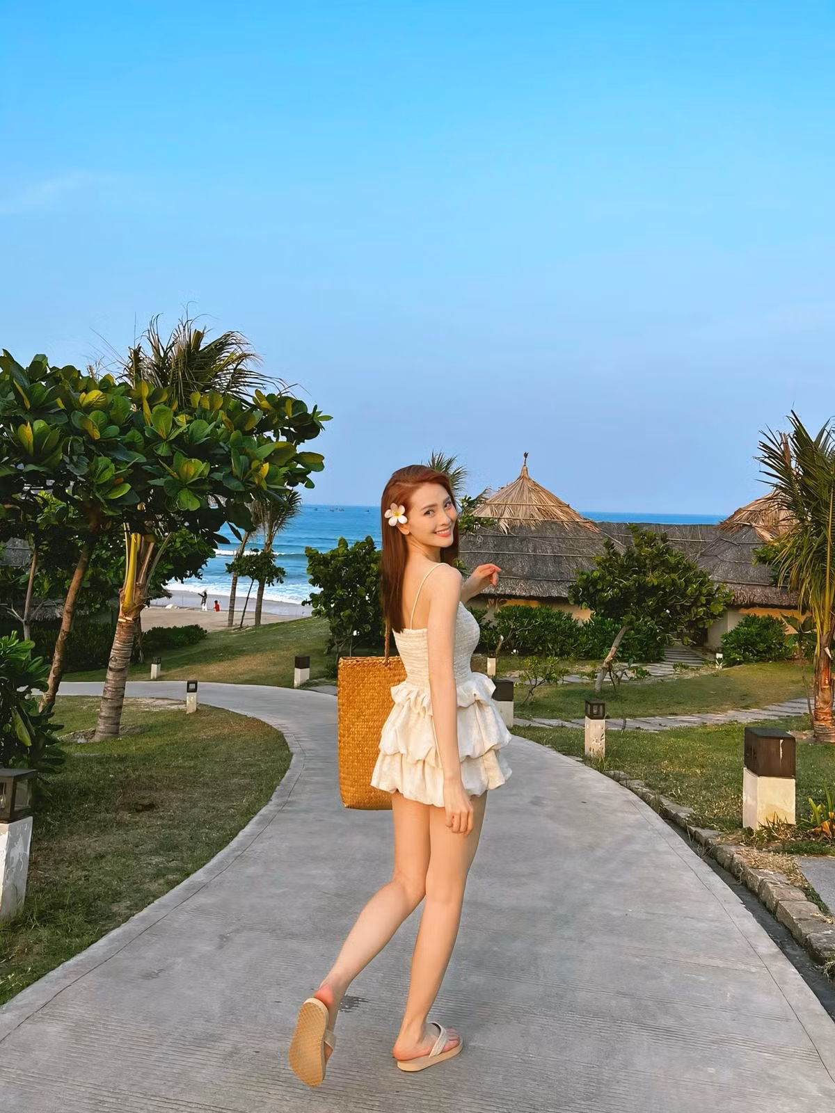 Huyền Trang không chỉ sở hữu khuôn mặt xinh đẹp, ngũ quan thanh tú mà còn duy trì được vóc dáng cân đối, quyến rũ. Ảnh: FB Nguyễn Huyền Trang