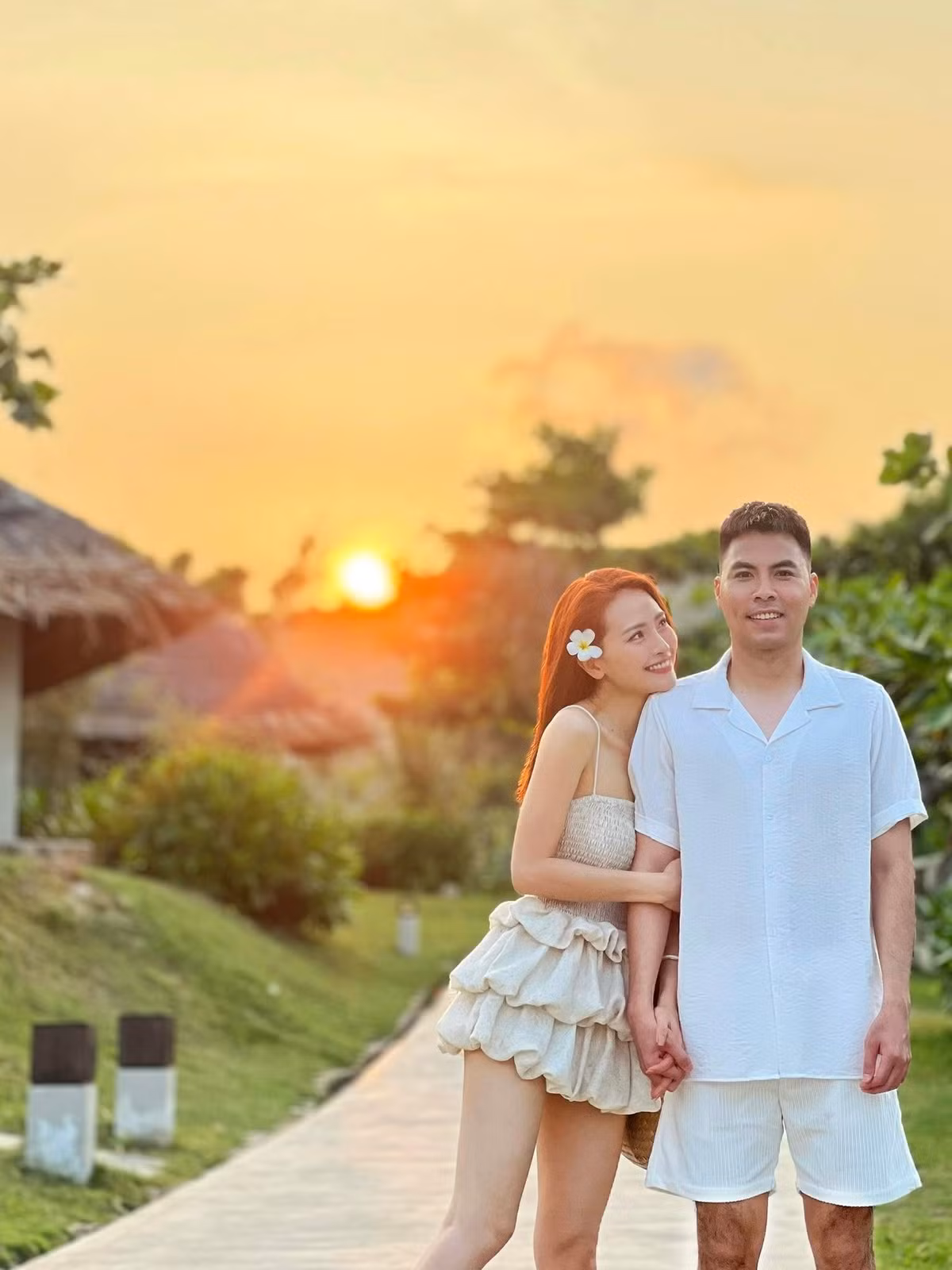 Không chỉ ngưỡng mộ sự đẹp đôi và những khoảnh khắc tình tứ của cặp đôi, người hâm mộ còn dễ dàng nhận thấy sự thay đổi ở phong cách và thần thái của Huyền Trang. Ảnh: FB Nguyễn Huyền Trang