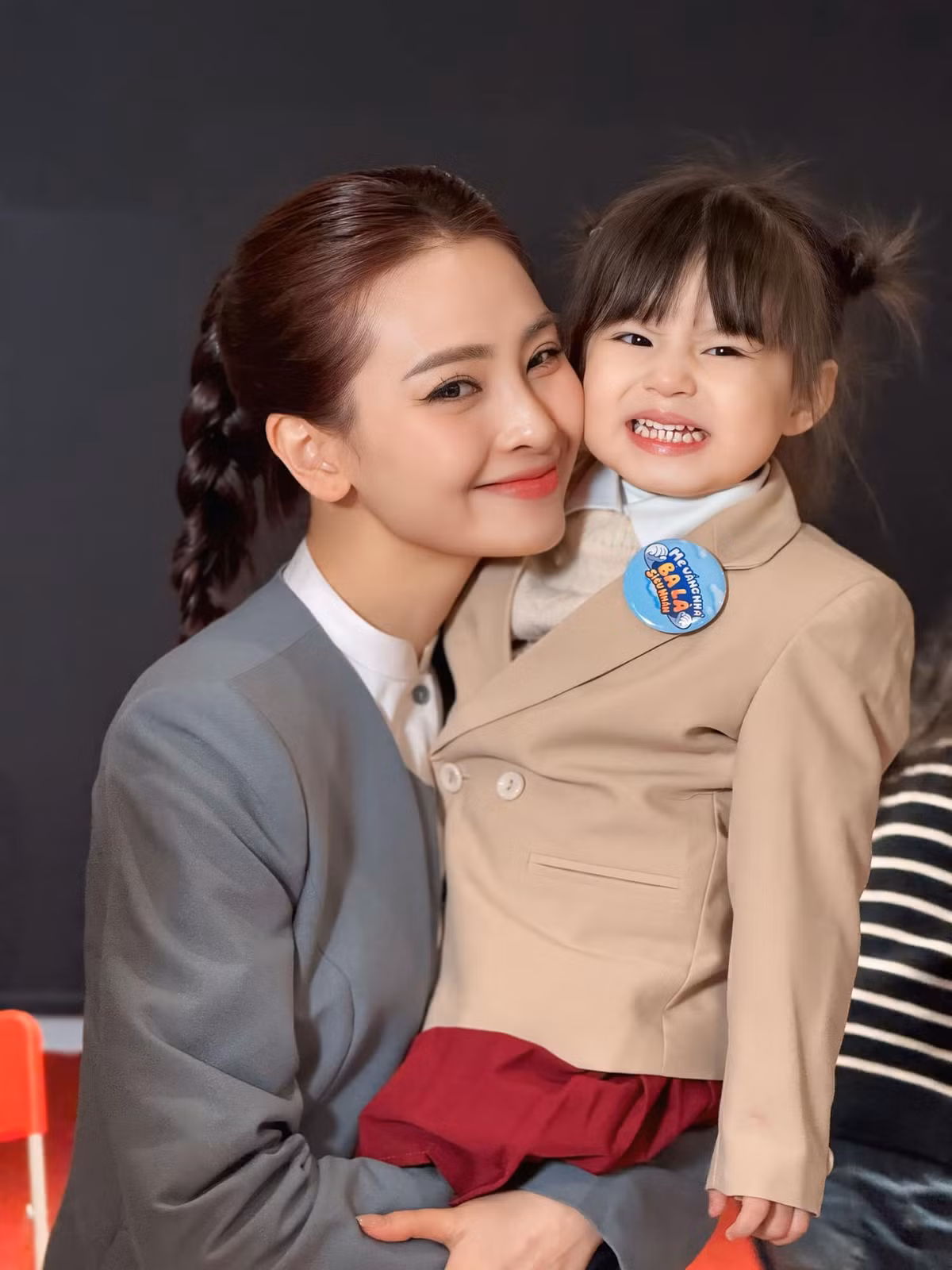 Huyền Trang "mù tạt" chụp ảnh với idol nhí Pam. Ảnh: FB Nguyễn Huyền Trang