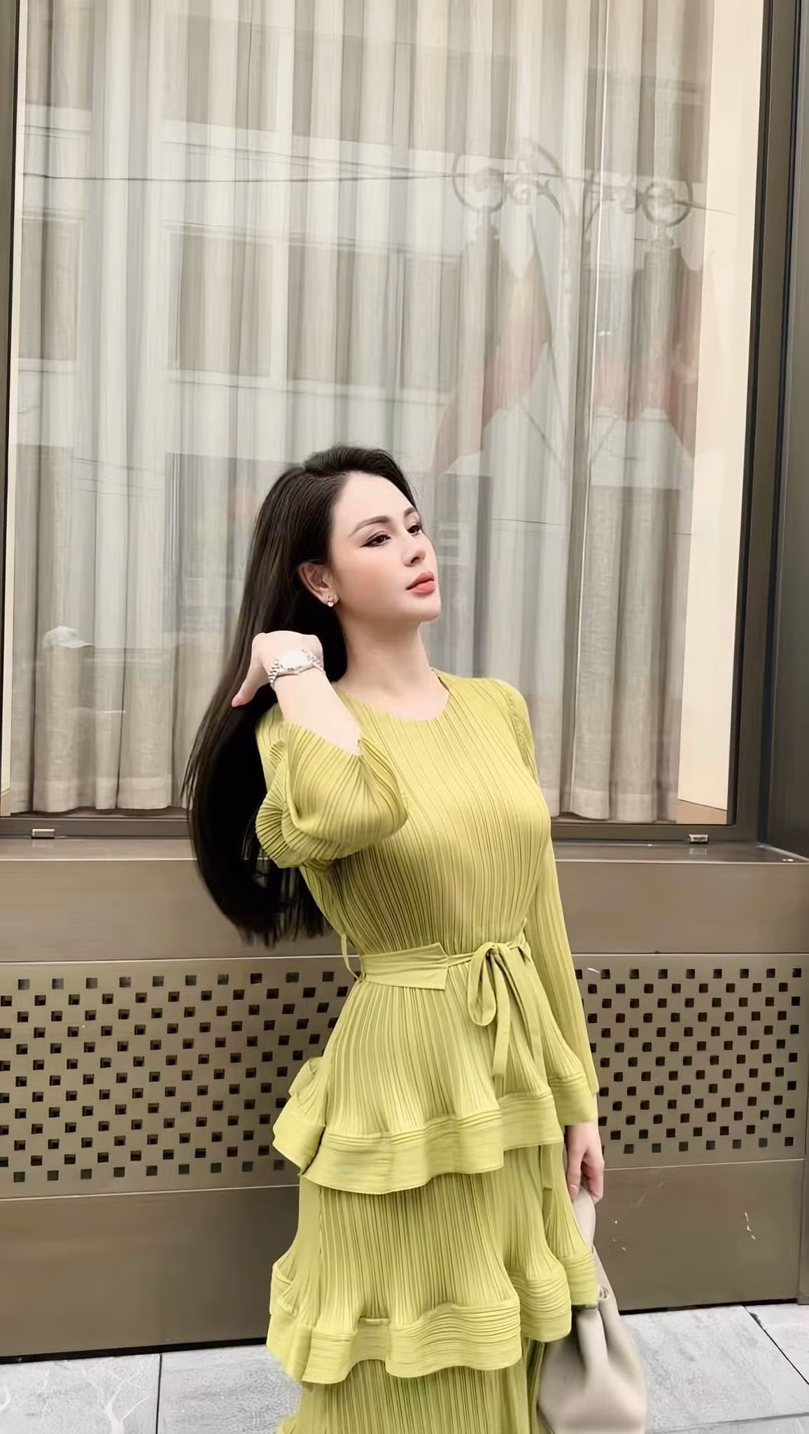 "Ảnh này em chỉ quảng cáo tóc, thật lòng không quẳng thính một ai!", Lương Thu Trang chia sẻ. Ảnh: FB Lương Thu Trang