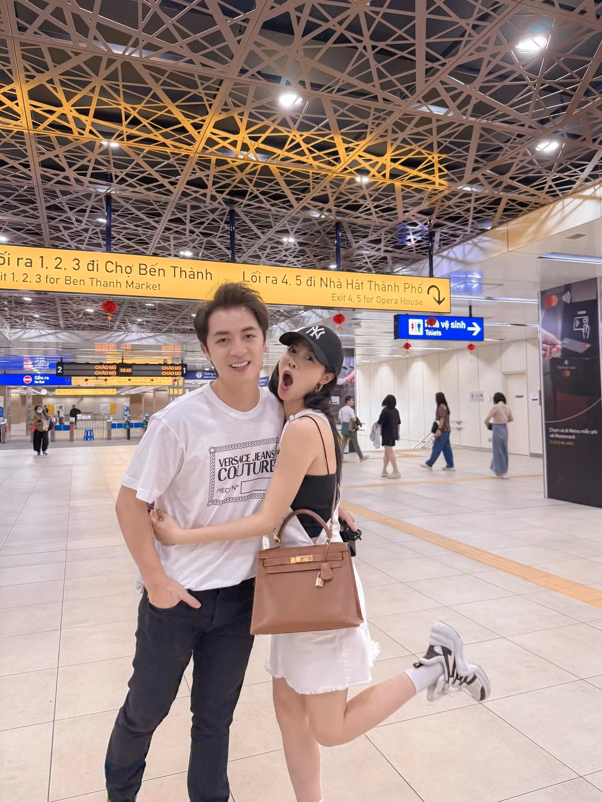 Vợ chồng ca sĩ Đăng Khôi trốn con đi hẹn hò. Ảnh: FB Thuy Anh Le