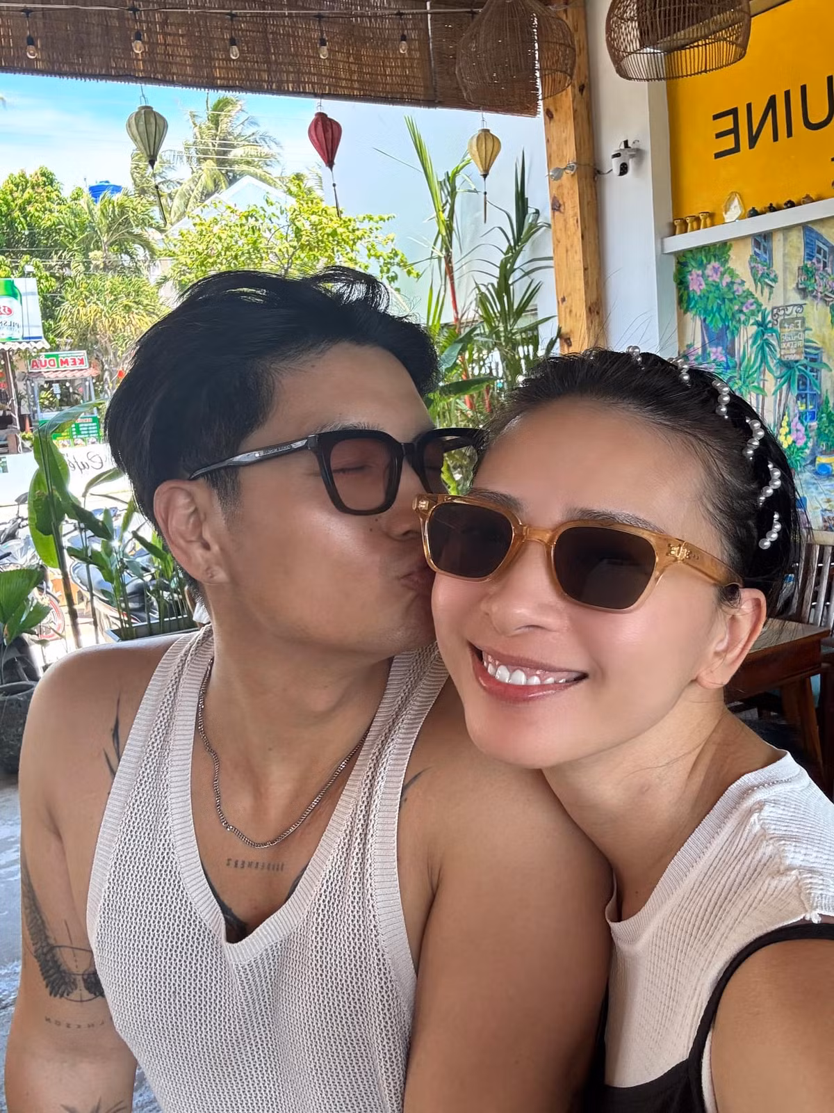 Huy Trần luôn dành cho vợ những cử chỉ ngọt ngào, lãng mạn, thể hiện sự quan tâm, yêu thương hết mực. Ảnh: FB Ngo Thanh Van
