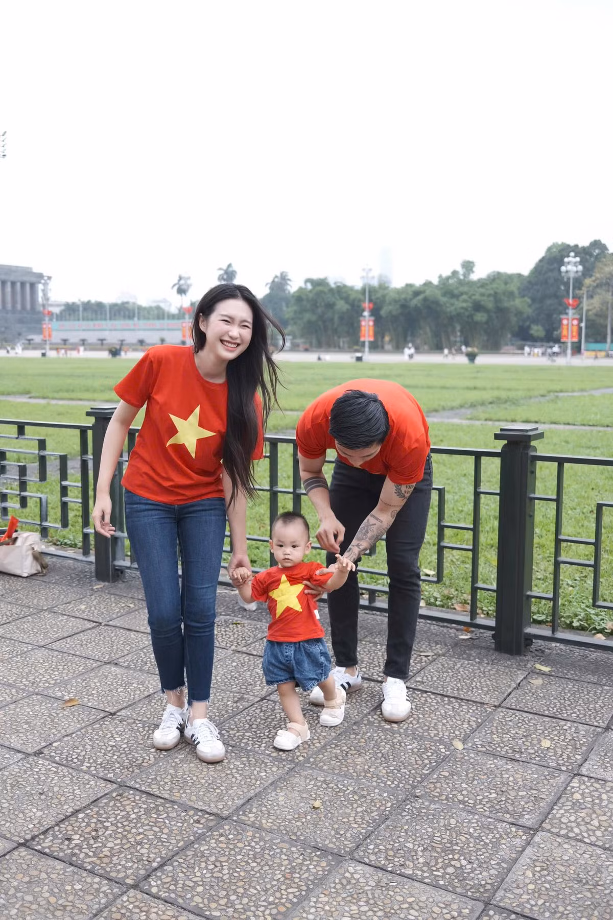 Việc gia đình Doãn Hải My lựa chọn bối cảnh Quảng trường Ba Đình – nơi Lễ độc lập được Chủ tịch Hồ Chí Minh đọc bản Tuyên ngôn Độc lập năm 1945 – càng làm tăng giá trị biểu cảm và chiều sâu tinh thần cho bộ ảnh. Ảnh: FB Doan Hai My