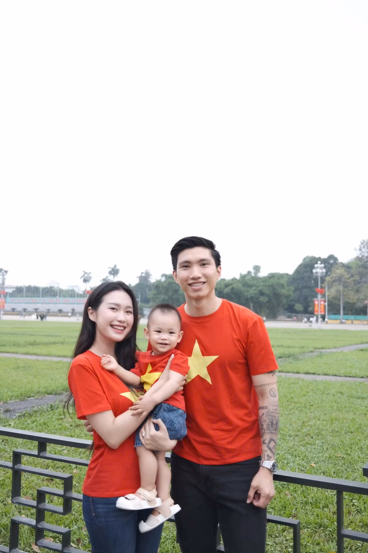 Cả nhà tay trong tay giữa quảng trường lịch sử không chỉ đẹp mà còn cực ý nghĩa. Ảnh: FB Doan Hai My