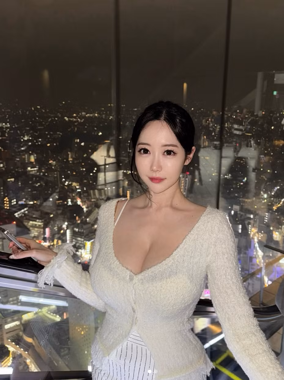 Người đẹp nổi tiếng trên mạng xã hội nhờ những bức ảnh và video khoe trọn vẻ đẹp gợi cảm của mình.