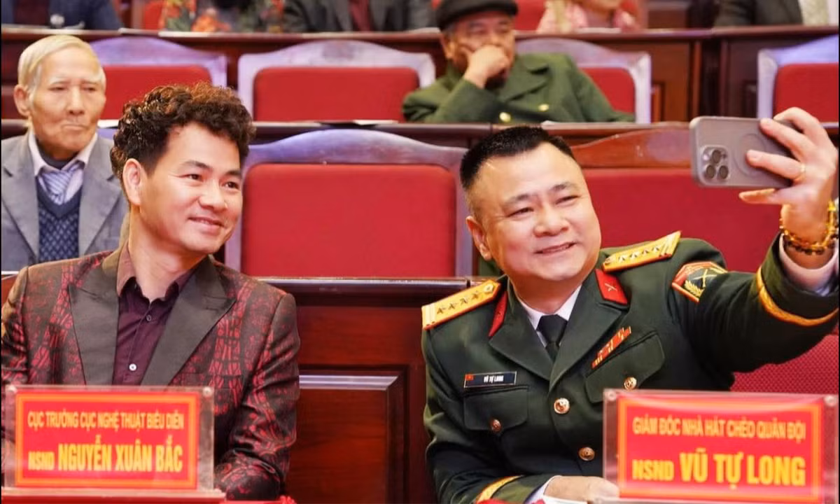 NSND Tự Long đăng ảnh cùng NSND Xuân Bắc, chia sẻ về 30 năm sự nghiệp, từ thuở "lang thang" tại khu văn công Mai Dịch (1995) đến khi mỗi người đã có chỗ đứng riêng (2025). Ảnh: FB Tự Long