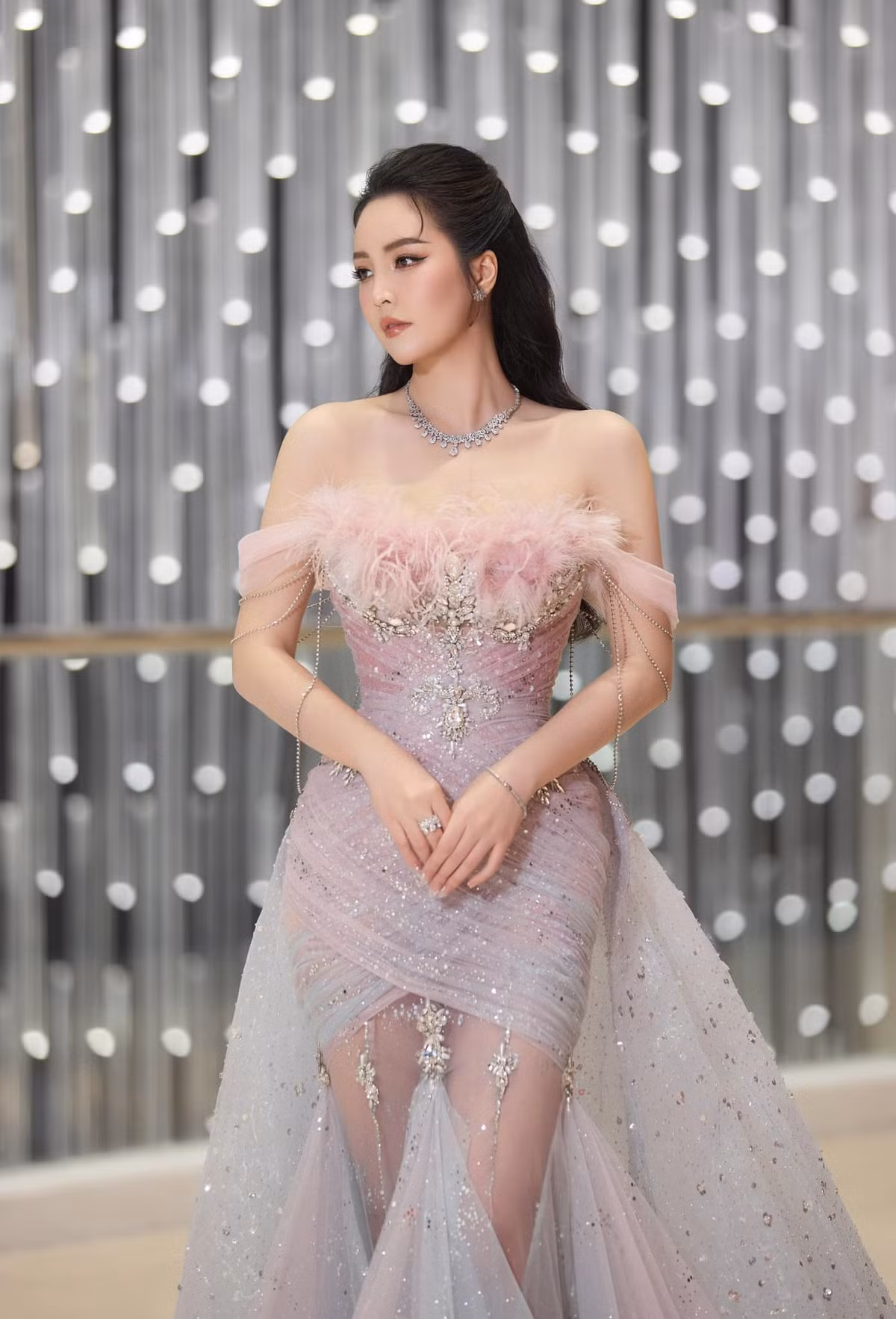 Á hậu thường lựa chọn trang phục thanh lịch, kín đáo nhưng khi dự sự kiện, cô ưu tiên những bộ đầm lộng lẫy, gợi cảm. Ảnh: FB Nguyễn Thuỵ Vân