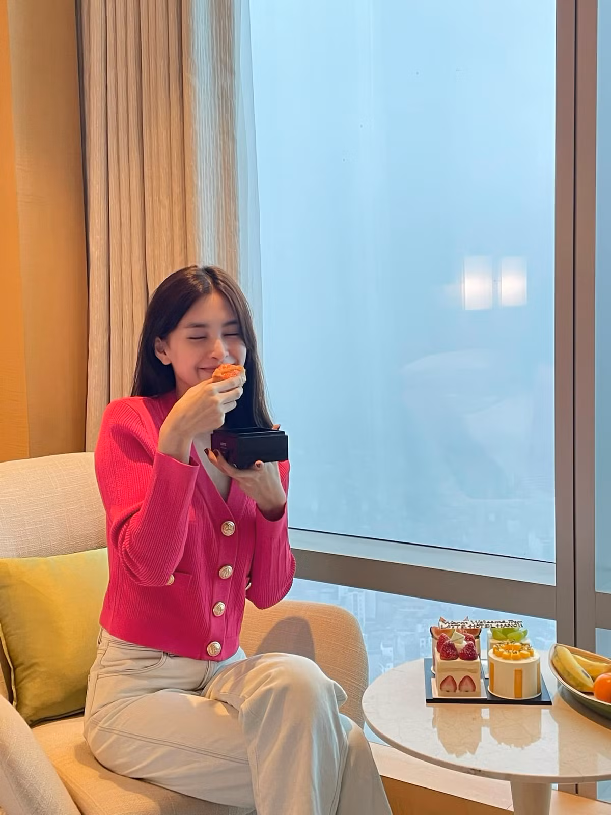 "Em cũng như chiếc bánh này vậy, lúc nào cũng ngọt ngào", Hoa hậu Tiểu Vy thả thính. Ảnh: FB Trần Tiểu Vy