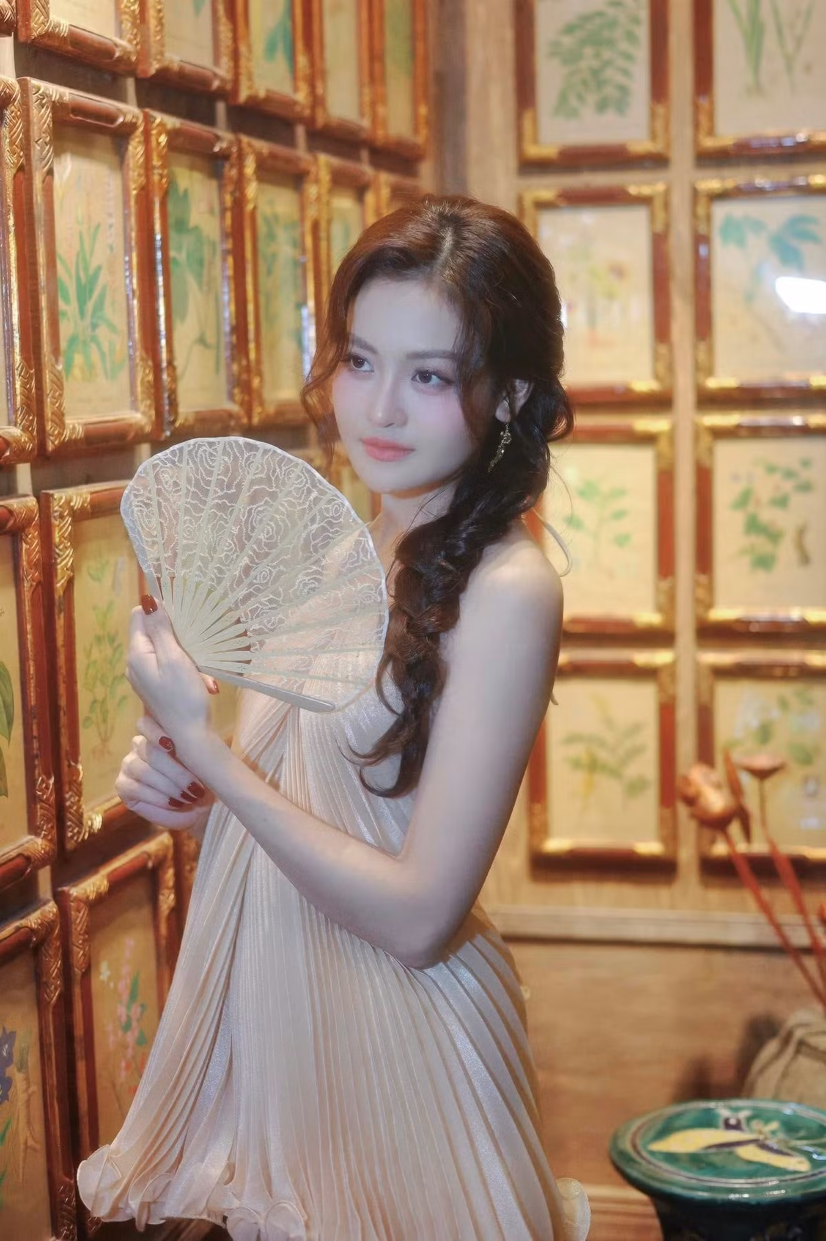 Diễn viên Thuỳ Anh xinh đẹp như nàng thơ. Ảnh: FB Thuỳ Anh