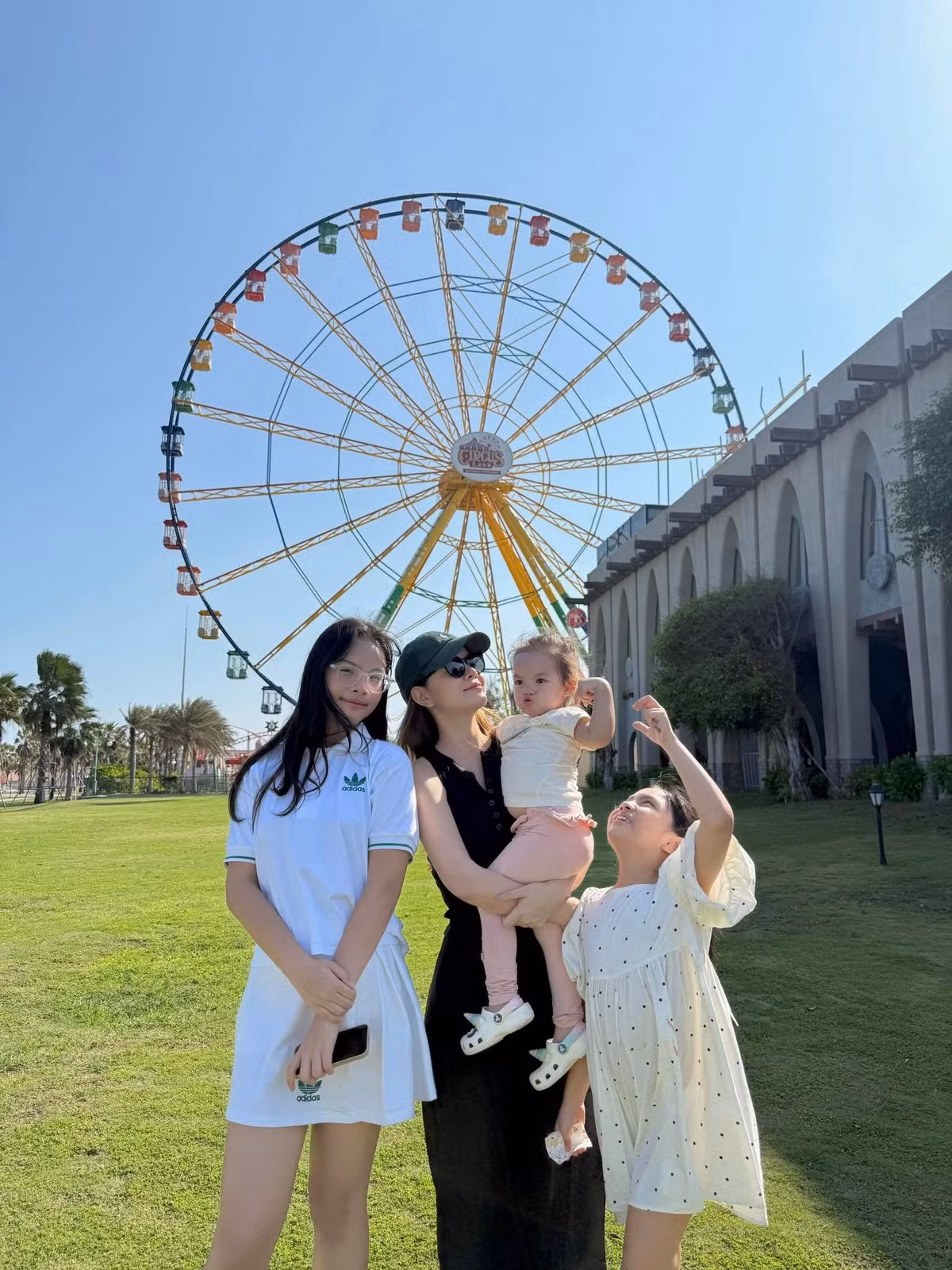Phạm Quỳnh Anh hạnh phúc tận hưởng những ngày an yên bên 3 cô con gái. Ảnh: FB Phạm Quỳnh Anh