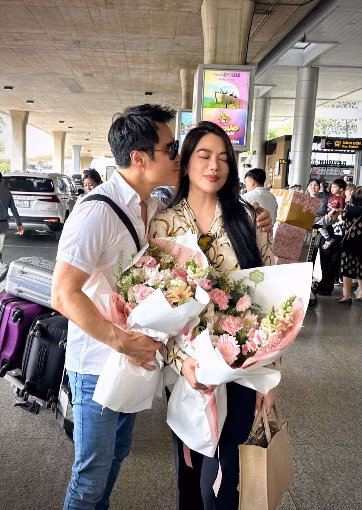 Diễn viên Trương Ngọc Ánh khoe được một người đàn ông hôn ở sân bay kèm chú thích: "Đón anh - người em rất trân quý và ngưỡng mộ". Đây là nhà sản xuất cô sẽ hợp tác trong dự án mới. Ảnh: FB Trương Ngọc Ánh