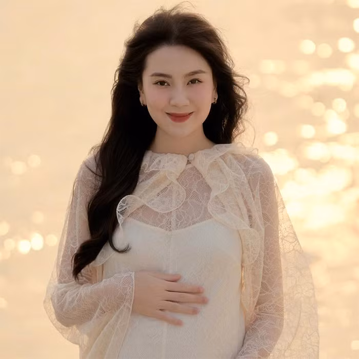 Mặc dù bầu bí nhưng người đẹp VTV vẫn giữ được thần thái xinh tươi và ngoại hình không thay đổi gì ngoài bụng bầu. (Ảnh: FB Mai Ngọc)