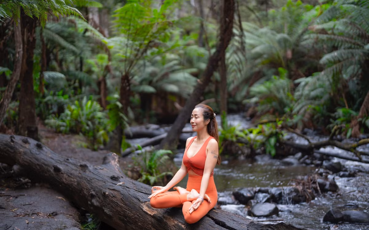 Diễn viên Ốc Thanh Vân duy trì thói quen tập yoga, giữ tâm trạng tích cực để luôn trẻ trung. Ảnh: FB Ốc Thanh Vân
