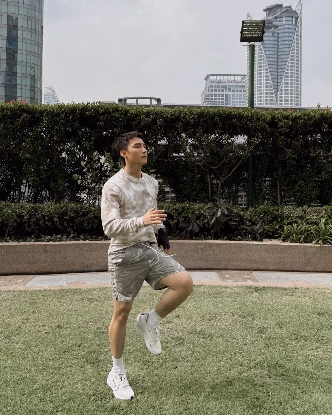 Sơn Tùng M-TP kêu gọi các fan tập thể dục: "Em ơi, lại đây anh duỗi người cho". Ảnh: FB M-TP