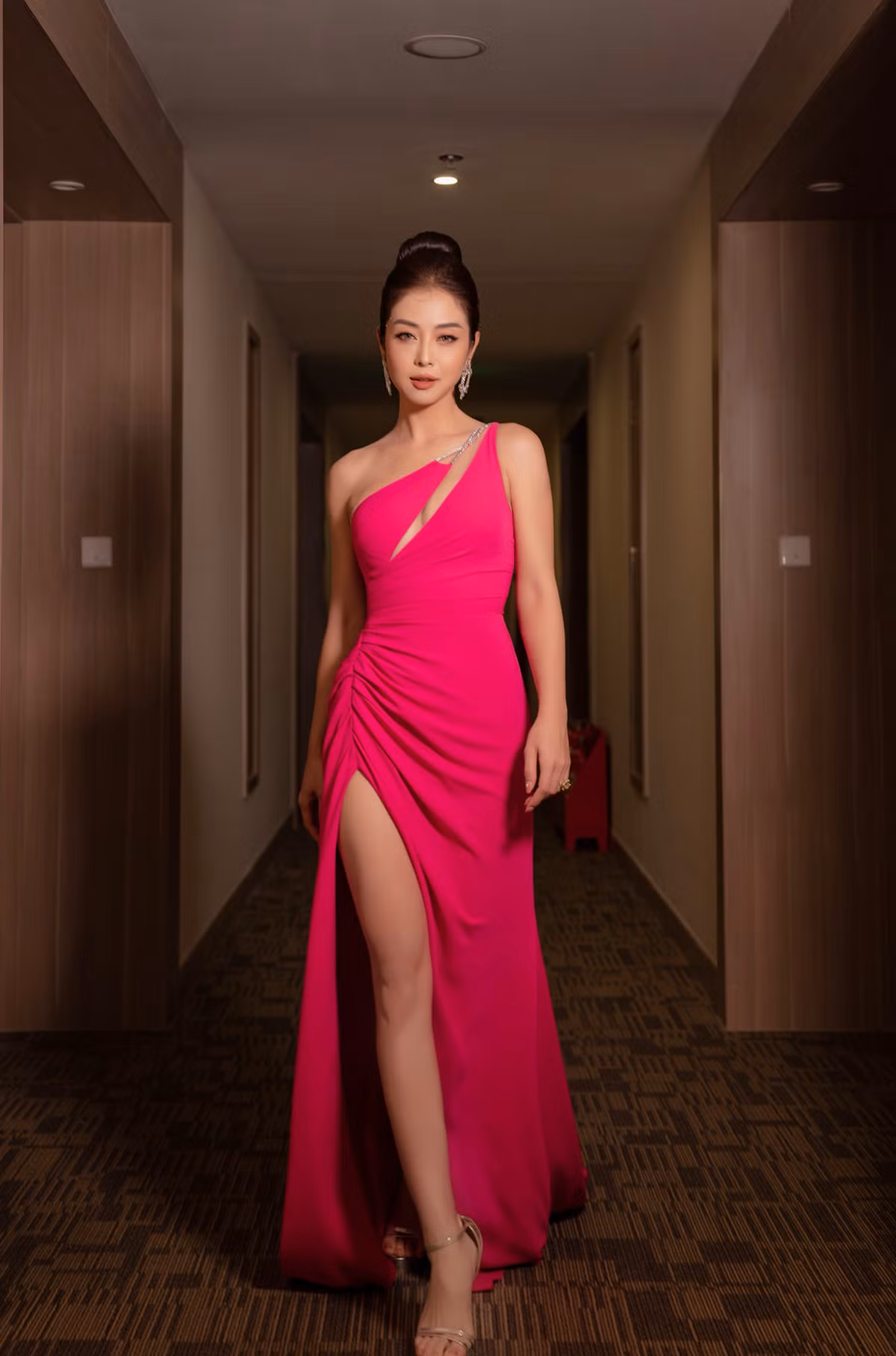 Những chiếc váy xẻ táo bạo không chỉ giúp Jennifer Phạm khoe khéo đôi chân dài mà còn tôn lên đường cong quyến rũ của cô nàng. Ảnh: FB Jennifer Pham