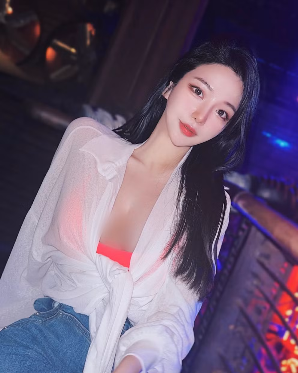 Sở hữu gương mặt thanh tú, đôi mắt to tròn long lanh và làn da trắng sứ không tì vết, Loyewe nhanh chóng chiếm trọn cảm tình của người hâm mộ.