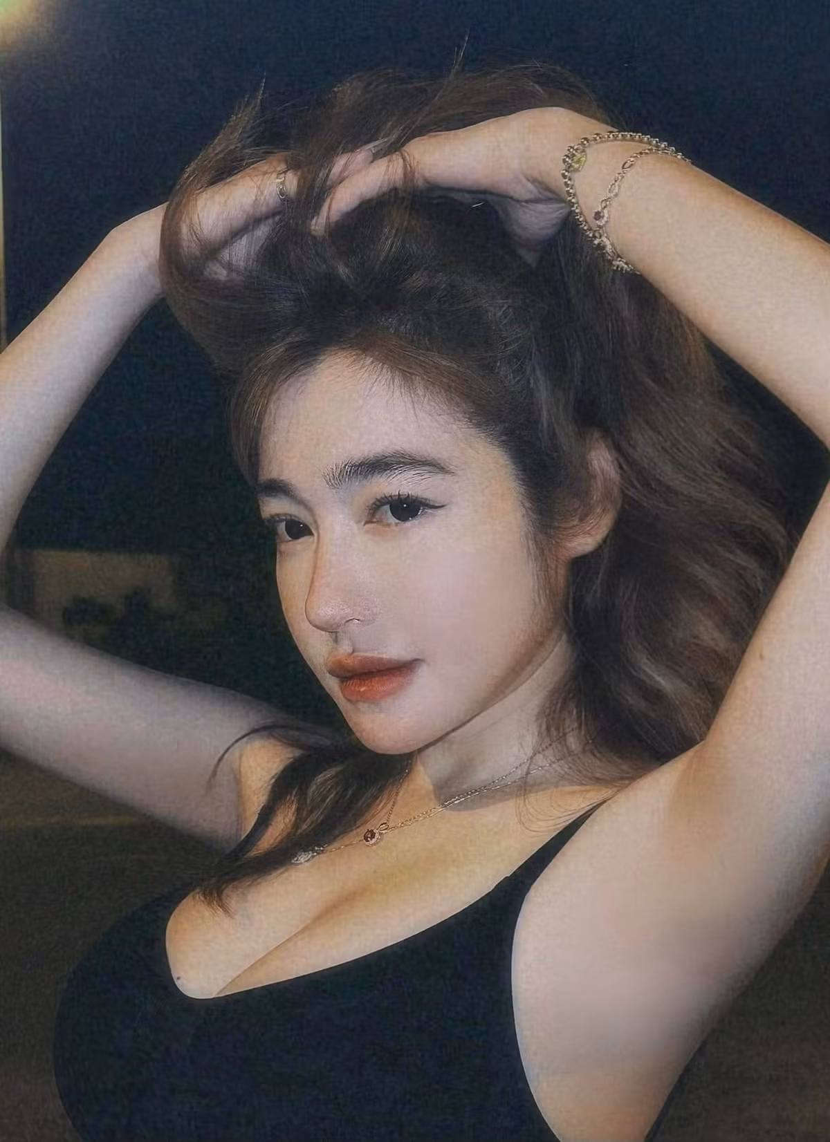 Một trong những đặc trưng trong phong cách thời trang của Elly Trần chính là việc cô không ngại khoe vòng một đầy đặn. Ảnh: FB Elly Tran