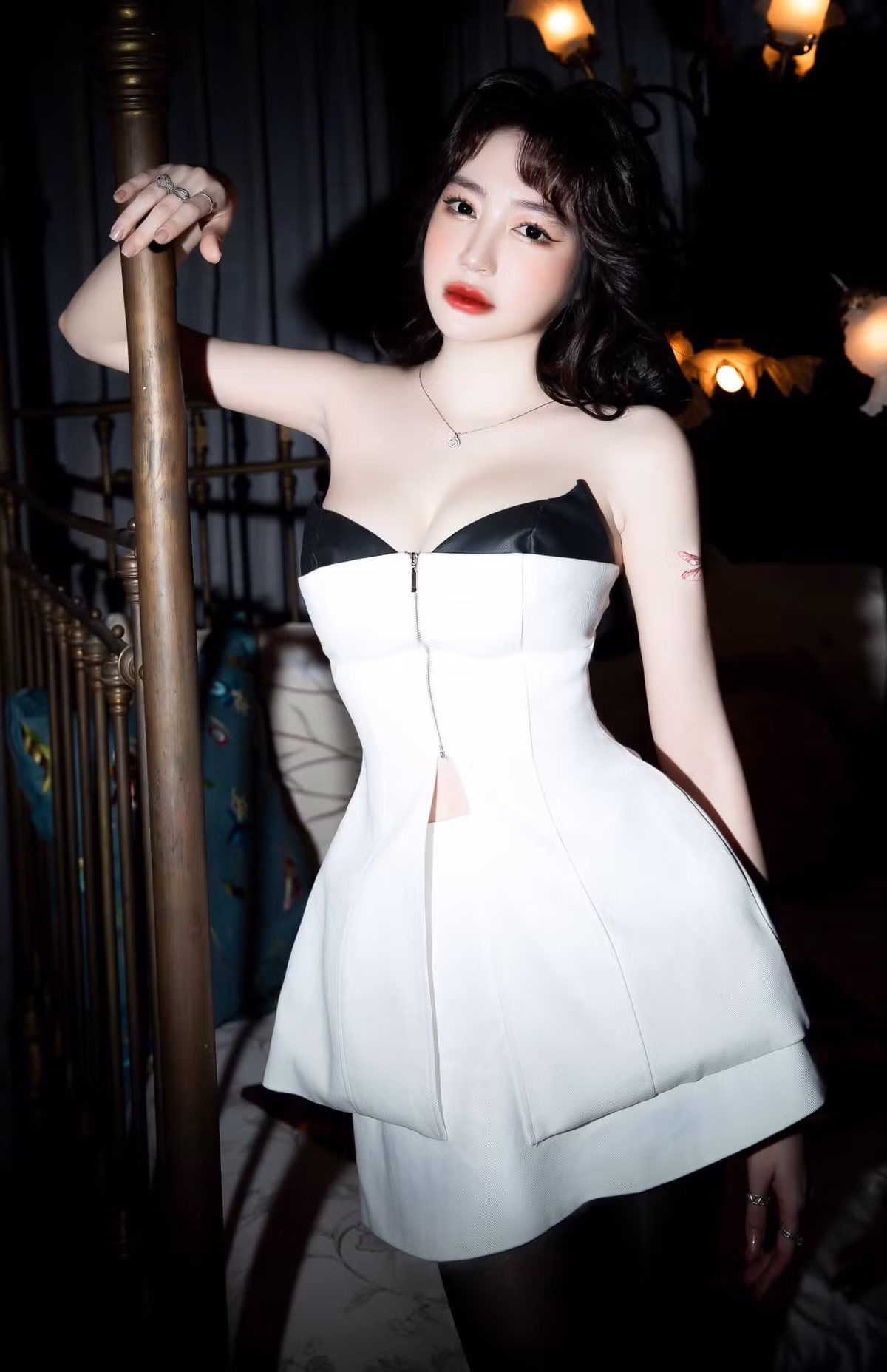 Chiếc váy quây o ép vòng một giúp Elly Trần tôn đường cong sau hai lần sinh nở. Ảnh: FB Elly Tran