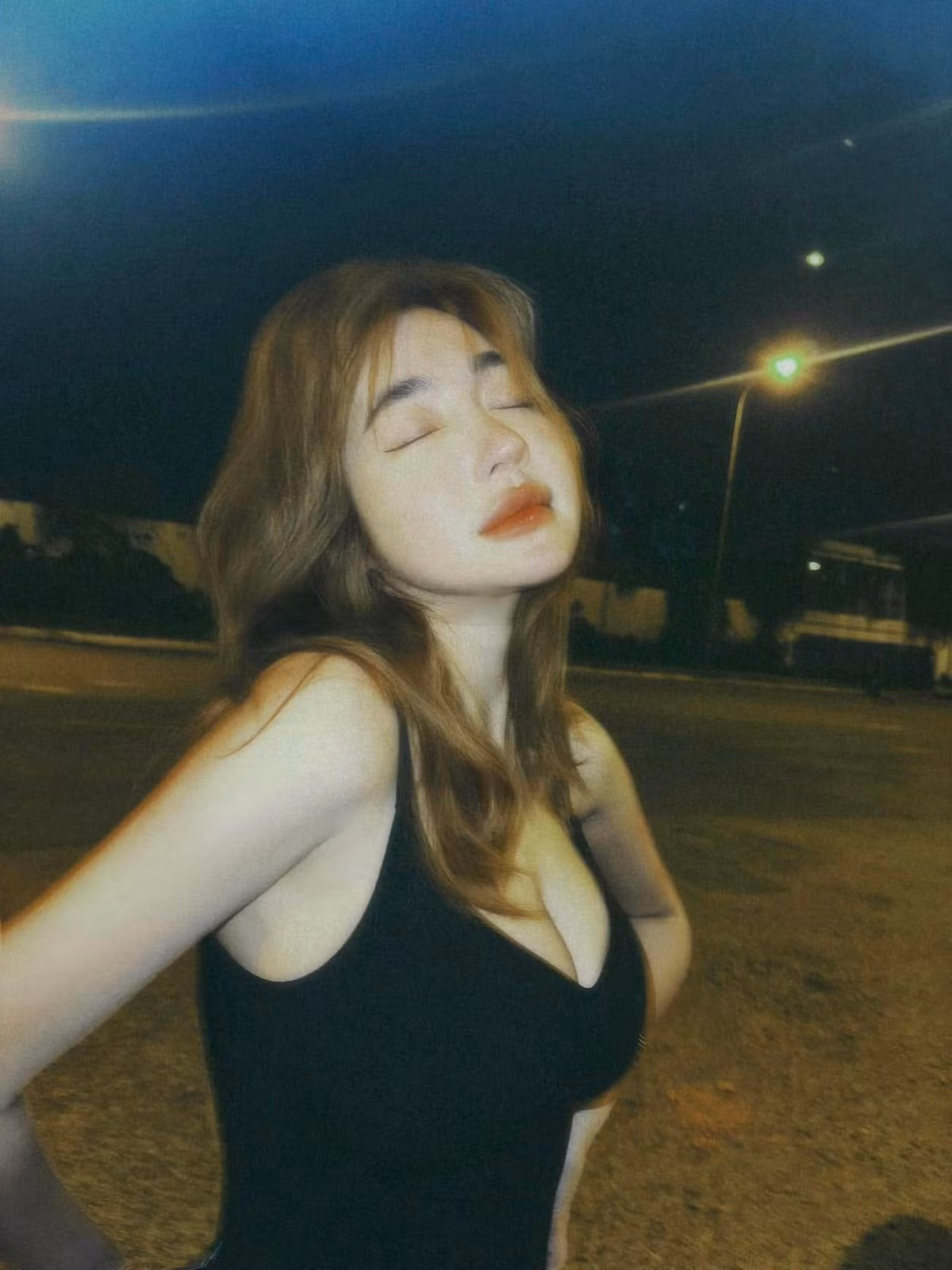 Bà mẹ hai con liên tục khoe những bộ cánh có điểm nhấn ở vòng một quyến rũ. Ảnh: FB Elly Tran