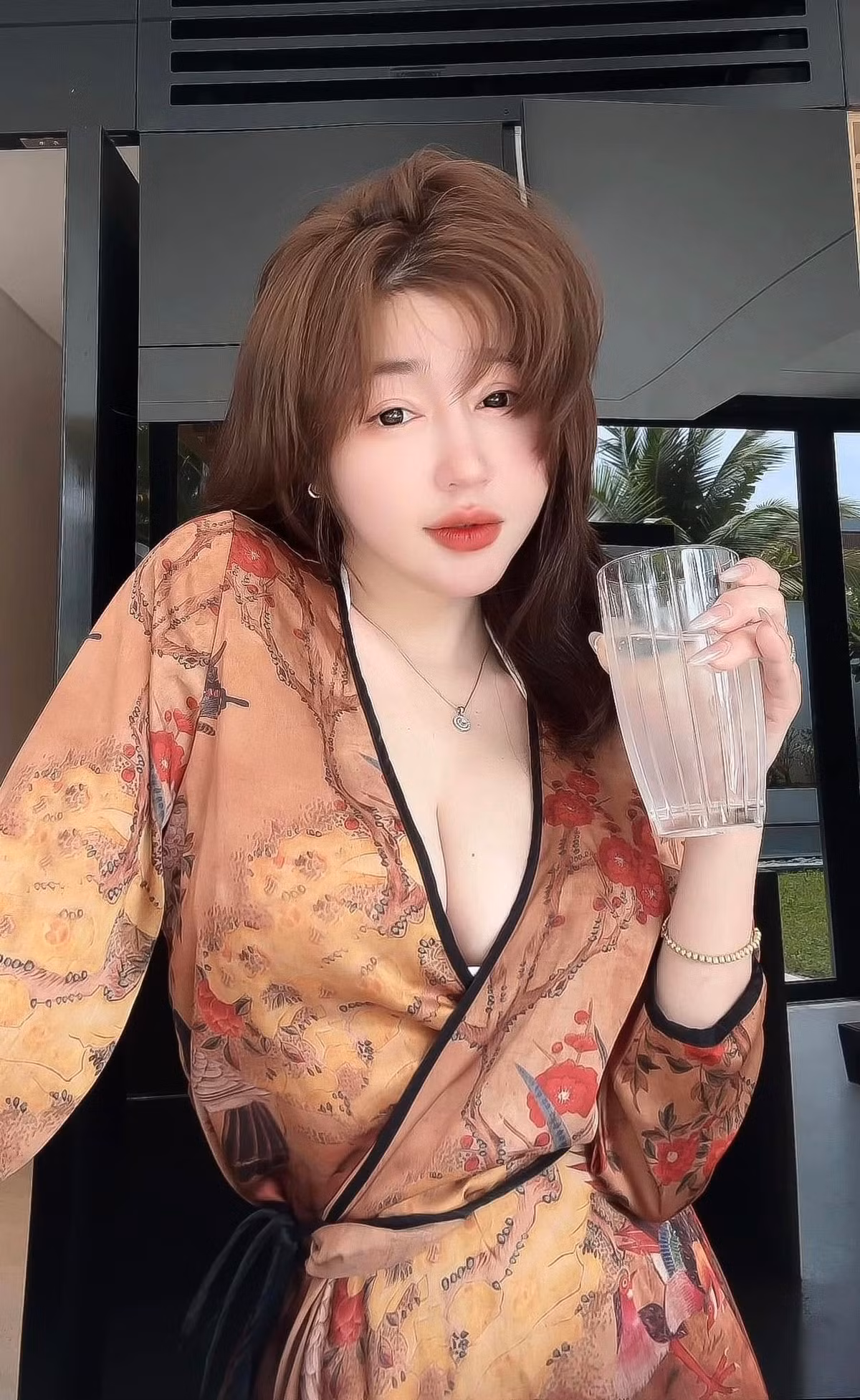 Những bộ váy áo cúp ngực, xẻ sâu, hoặc những chiếc áo yếm mỏng manh luôn được người đẹp ưu ái lựa chọn. Ảnh: FB Elly Tran