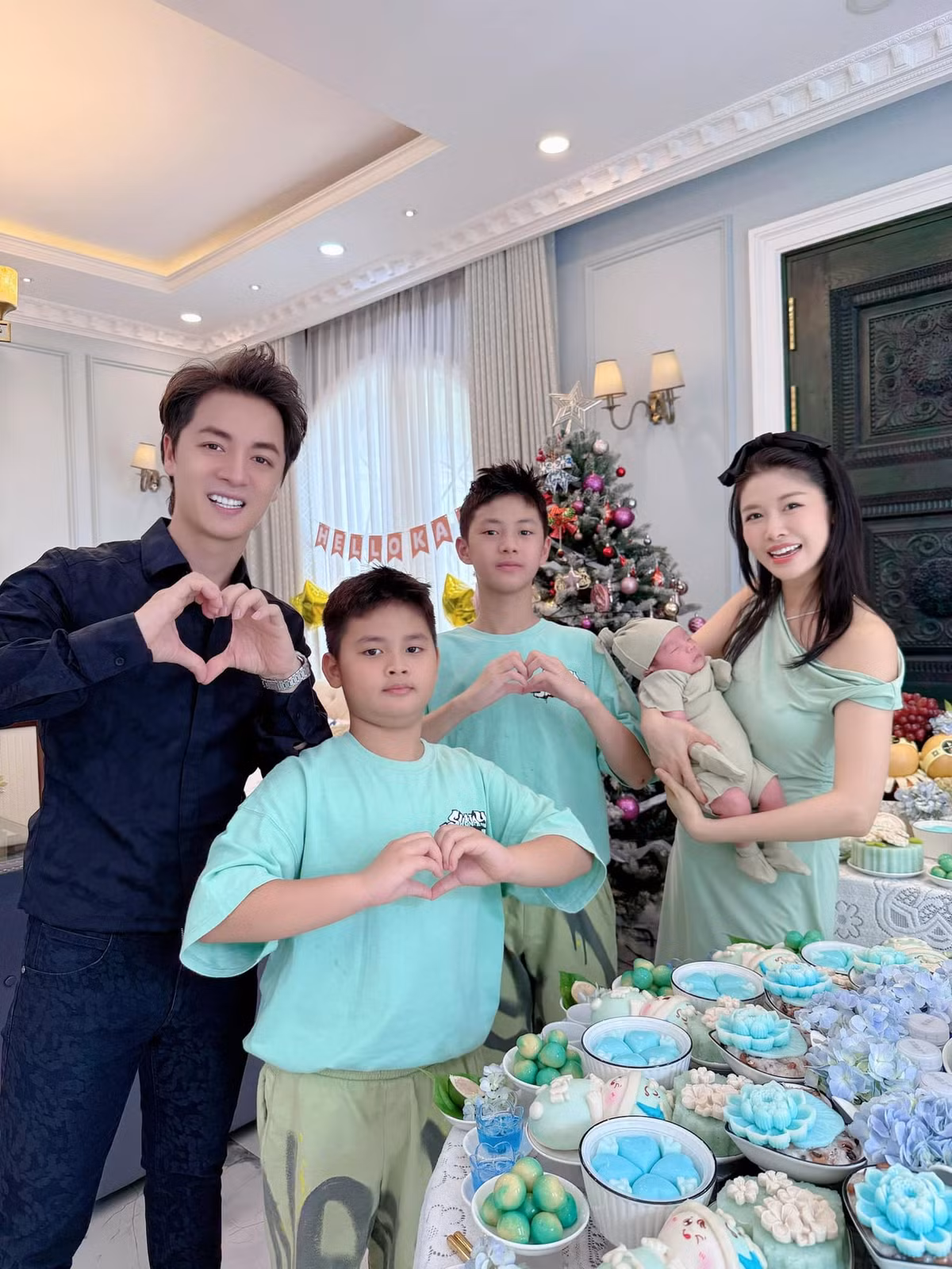 Vợ chồng ca sĩ Đăng Khôi làm lễ đầy tháng cho con trai Anh Tài. Ảnh: FB Dang Khoi Nguyen