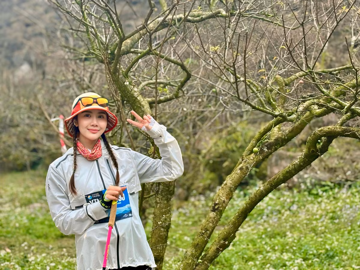Huyền Lizzie trong chuyến trekking tại Mộc Châu. Ảnh: FB Phan Minh Huyền