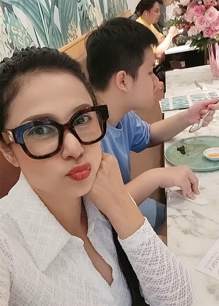 Không còn bận rộn với những dự án phim ảnh, nữ diễn viên nổi tiếng một thời dành toàn bộ thời gian cho con trai và bản thân. (Ảnh: FB Trần Việt Trinh)