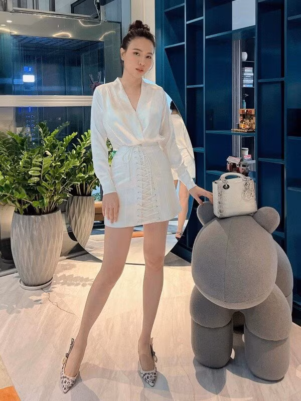 Cô không phô trương, khoe mẽ mà lựa chọn những món đồ đơn giản, thanh lịch nhưng vẫn thể hiện được gu thẩm mỹ tinh tế và đẳng cấp của mình. Ảnh: FB Đàm Thu Trang