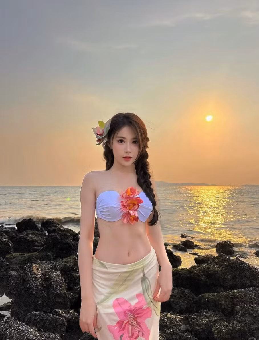 Đặc biệt, vòng 1 đầy đặn, quyến rũ là một trong những điểm nổi bật giúp cô nàng trở nên cuốn hút hơn bao giờ hết.
