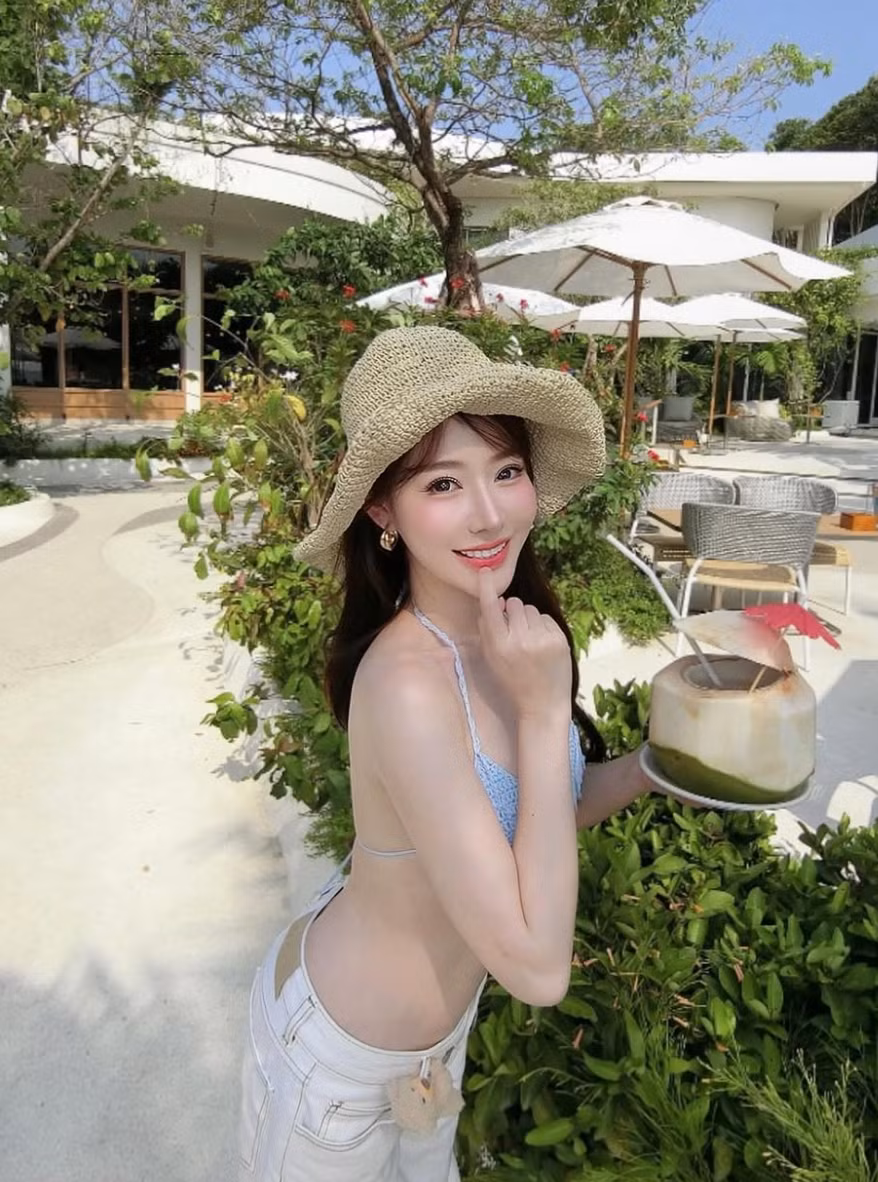 Điểm nhấn không thể bỏ qua chính là vòng 1 căng đầy, gợi cảm, "đốt mắt" người xem của mỹ nhân Thái Lan.