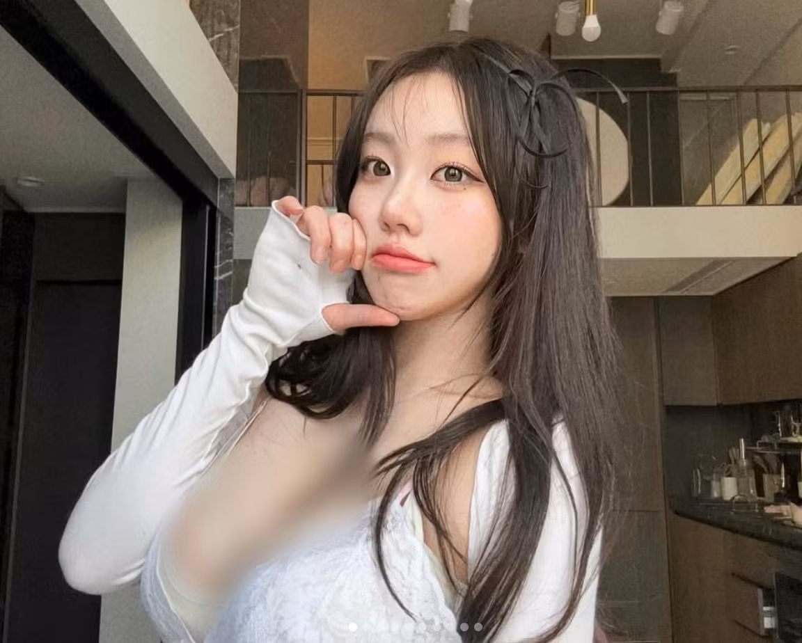 Cô thường xuyên diện những bộ trang phục khoe triệt để lợi thế hình thể, đặc biệt là vòng một "khủng" của mình.
