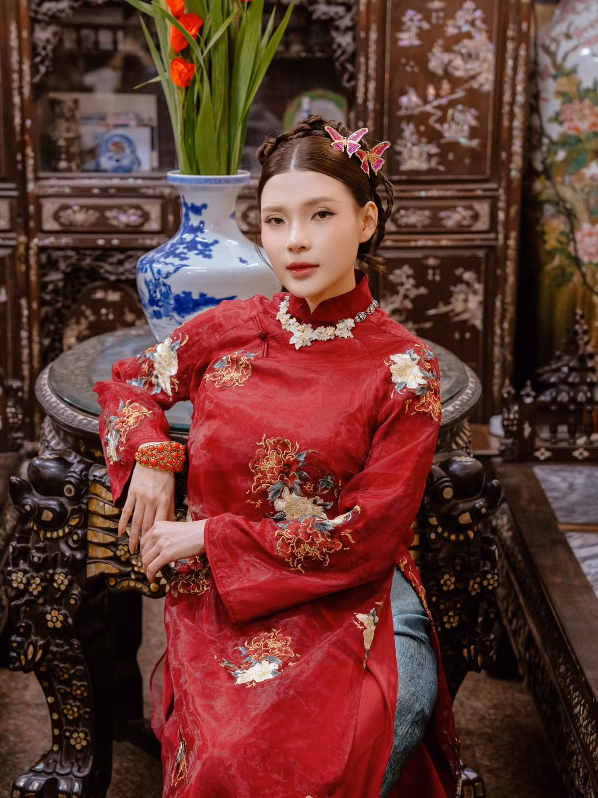Thuý Diễm "chốt sổ" ngày Tết bằng bộ ảnh áo dài đỏ, khoe vẻ đẹp kiêu sa. Ảnh: FB Nguyễn Ngọc Thuý Diễm