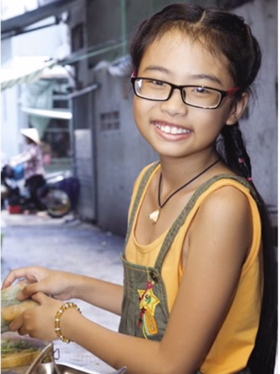 Thời điểm mới vào nghề, ca sĩ Phương Mỹ Chi gắn liền với cặp kính cận, gầy gò, đen nhẻm. Ảnh: Dân Việt