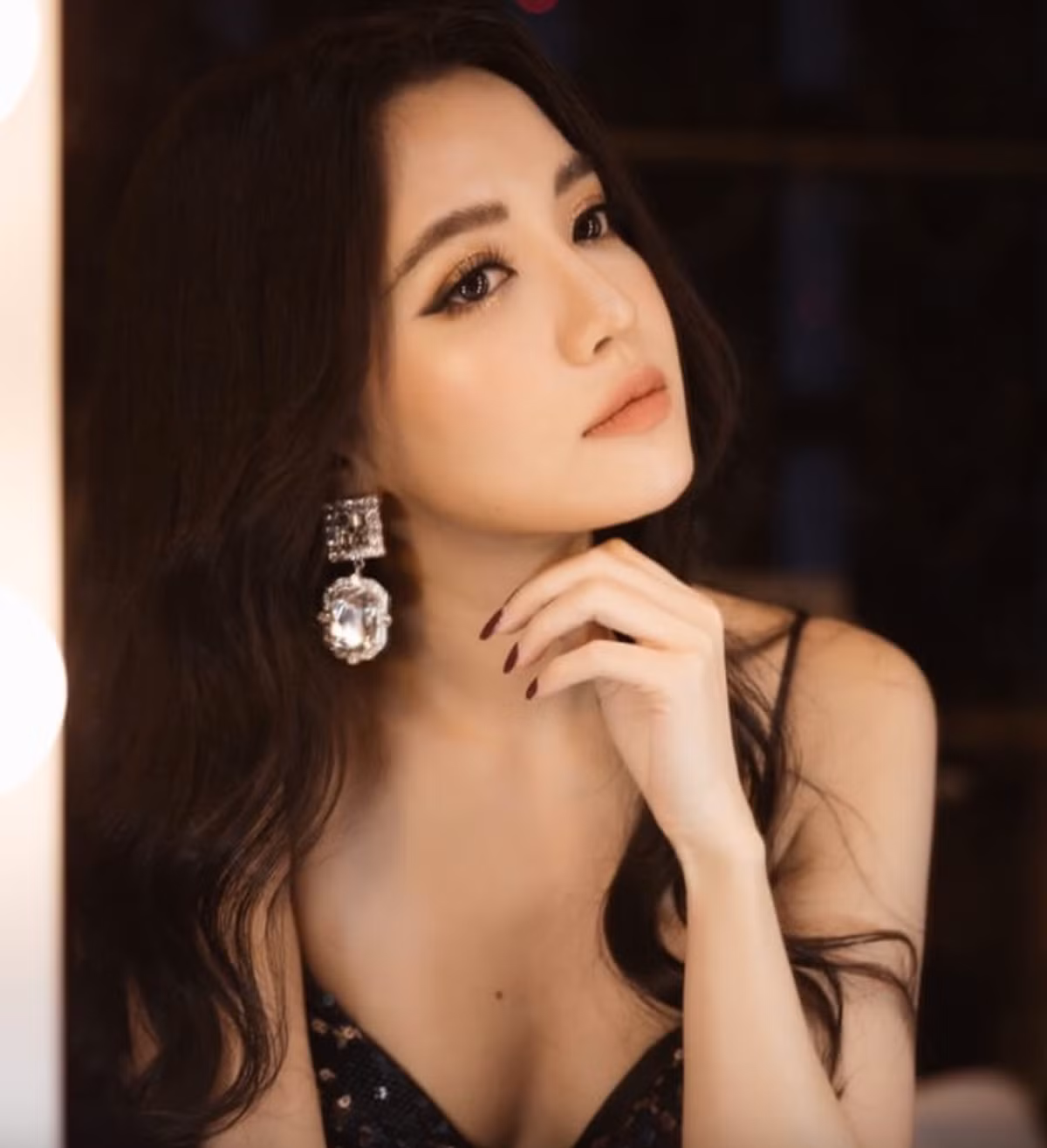 Cô cũng thừa nhận nhờ cậy phẫu thuật thẩm mỹ để có dáng mũi và cằm thanh thoát, xinh đẹp hơn. Ảnh: FB Bui Bich Phuong