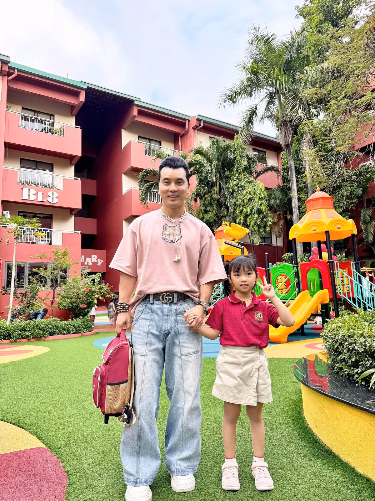 Ưng Hoàng Phúc đưa con đi học. Ảnh: FB Ưng Hoàng Phúc