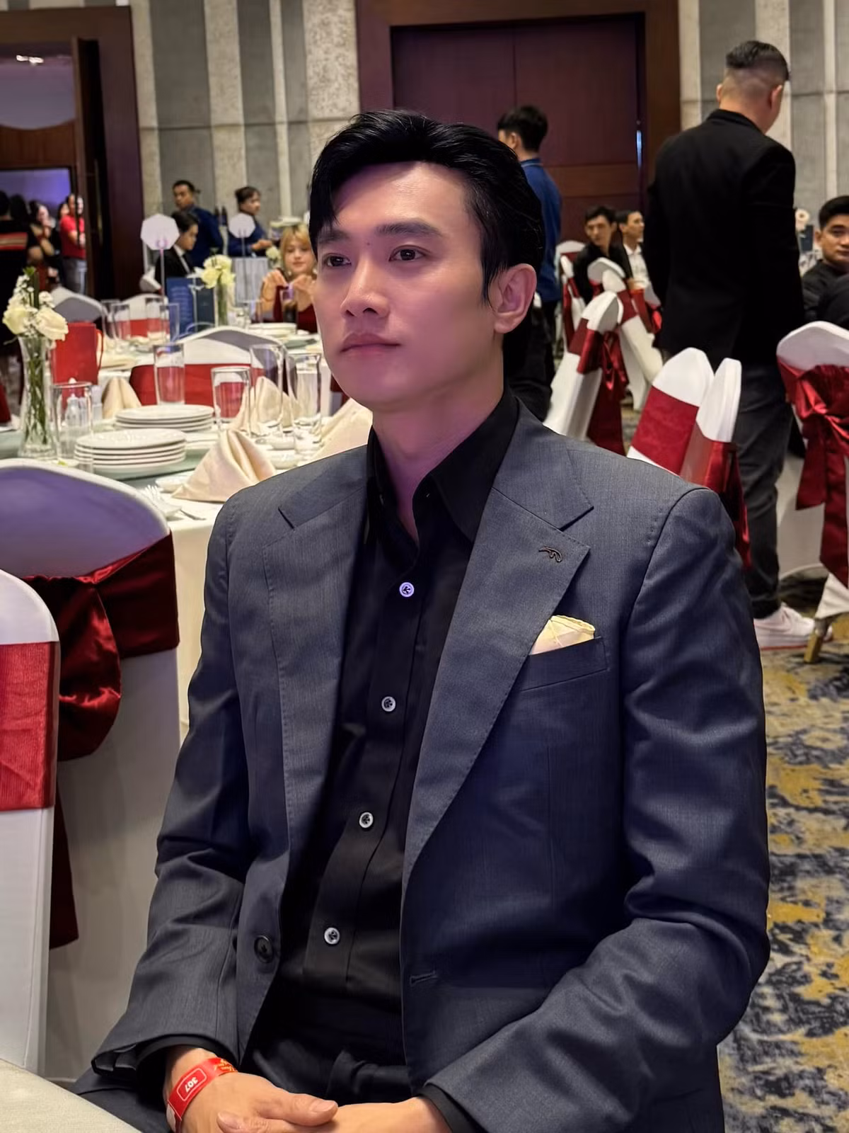 Ông chủ Quốc Trường bảnh bao dự tất niên công ty. Ảnh: FB Nguyễn Quốc Trường