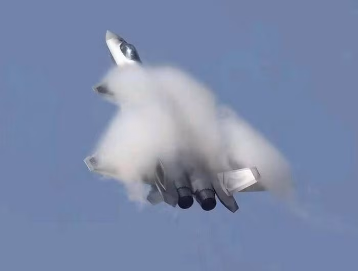 "Tiêm kích J-20 có khả năng tuyệt vời về tính chất khí động và tàng hình. Ngoài ra việc kết hợp với siêu tên lửa mới PL-21 sẽ mang lại sức mạnh vượt trội so với tên lửa P-73 trên Su-57 và tên lửa AIM-120 AMRAAM của F-22", truyền thông Trung Quốc tiếp tục cho biết.