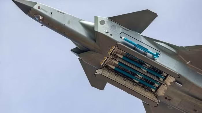 J-20 là mẫu tiêm kích tàng hình đầu tiên và duy nhất được quân đội Trung Quốc biên chế. Loại máy bay này luôn được truyền thông Trung Quốc hết lời ca ngợi.
