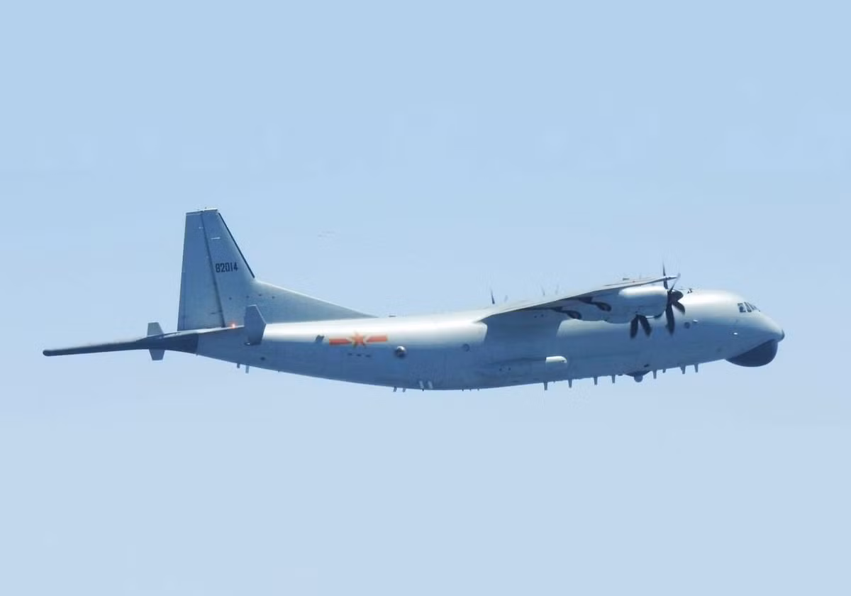 Máy bay trinh sát điện tử KQ-200 (hay còn được gọi là Y-8Q) một loại máy bay chuyên dụng của không quân hải quân Trung Quốc. Nó xuất hiện lần đầu tiên vào tháng 11/2011 và sản xuất loạt từ năm 2015.
