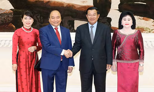 Hai Thủ tướng và hai Phu nhân chụp ảnh lưu niệm.