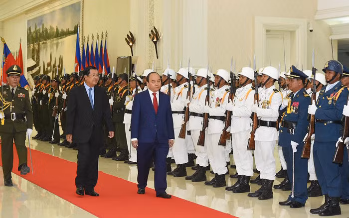 Thủ tướng Campuchia Samdech Techo Hun Sen mời Thủ tướng Nguyễn Xuân Phúc duyệt Đội Danh dự Quân đội Hoàng gia Campuchia.