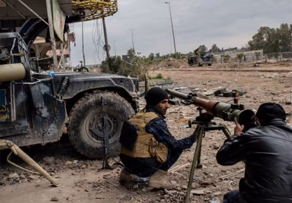 Lực lượng Iraq cũng rà phá bom mìn mà các tay súng IS đã cài cắm trong khu vực này.