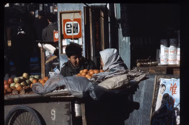 Một xe hàng bán trái cây trên đường phố Seoul hồi thập niên 1960. Ảnh: VT.