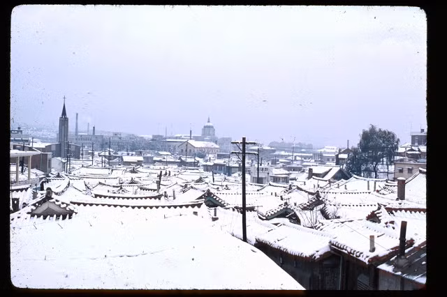 Tuyết phủ trắng những mái nhà ở thủ đô Seoul trong bức ảnh chụp vào giữa những năm 1960. Ảnh: VT.