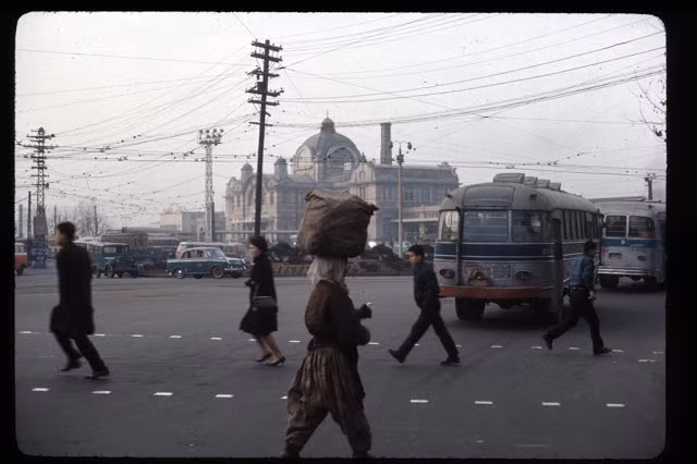 Mọi người rảo bước trên một con đường ở Seoul. Ảnh: VT.