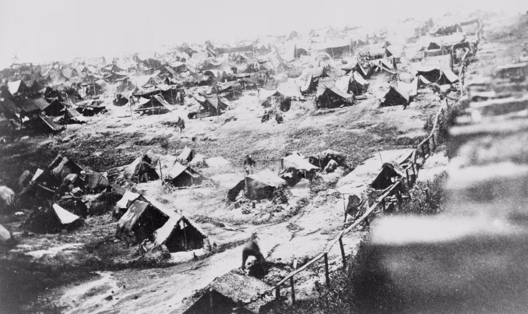 Trong ảnh là nhà tù Andersonville ở Georgia ngày 17/8/1864. Ảnh: VT.
